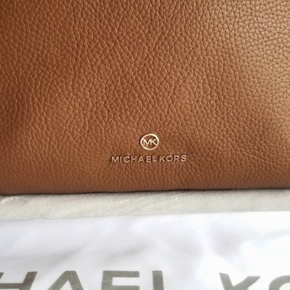 Michael Kors Medium Lucy Hobo Leather Shoulder Bag - Picture 9 of 12